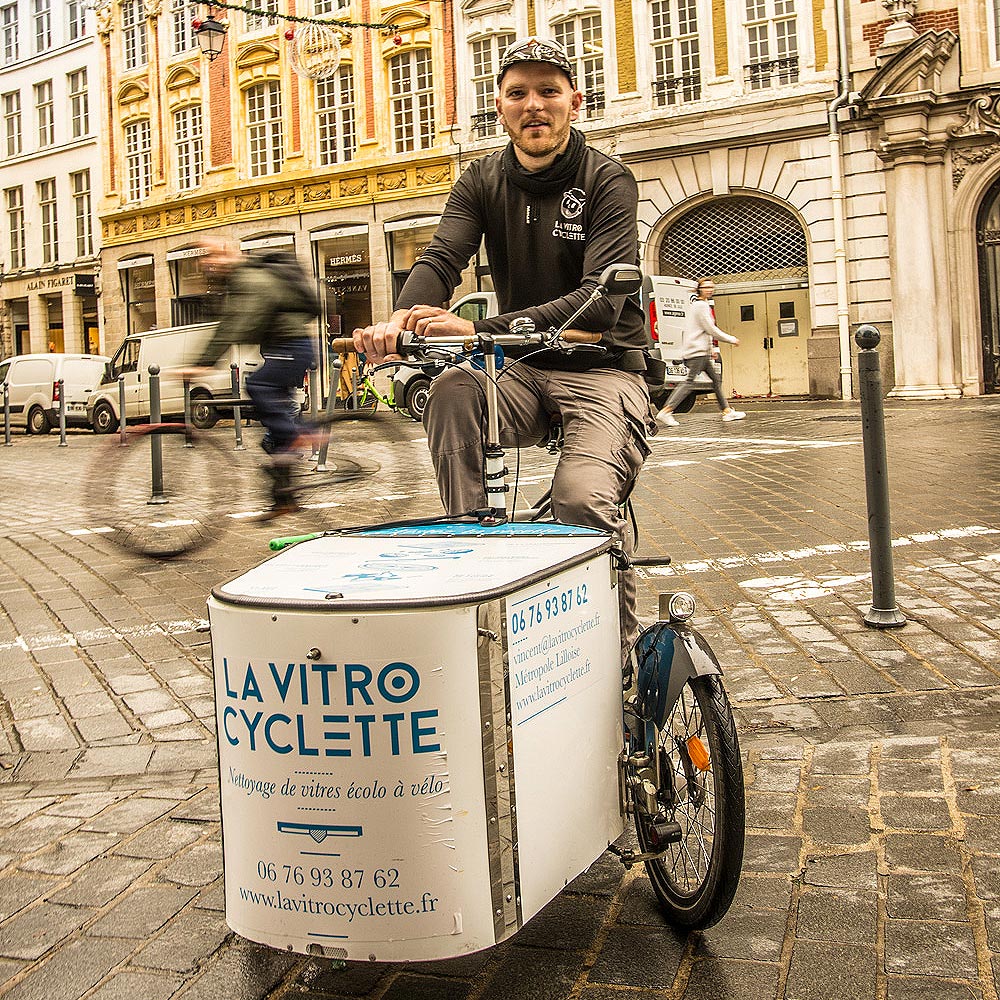 Vincent Lengagne sur le vélo cargo de La VitroCyclette, prêt à arpenter les rues de Lille !